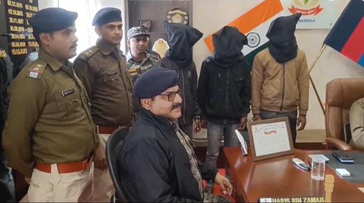 लोहरदगा पुलिस को मिली बड़ी सफलता, लूट के तीन अपराधियों को देसी कट्टा और जिंदा कारतूस के साथ दबोचा