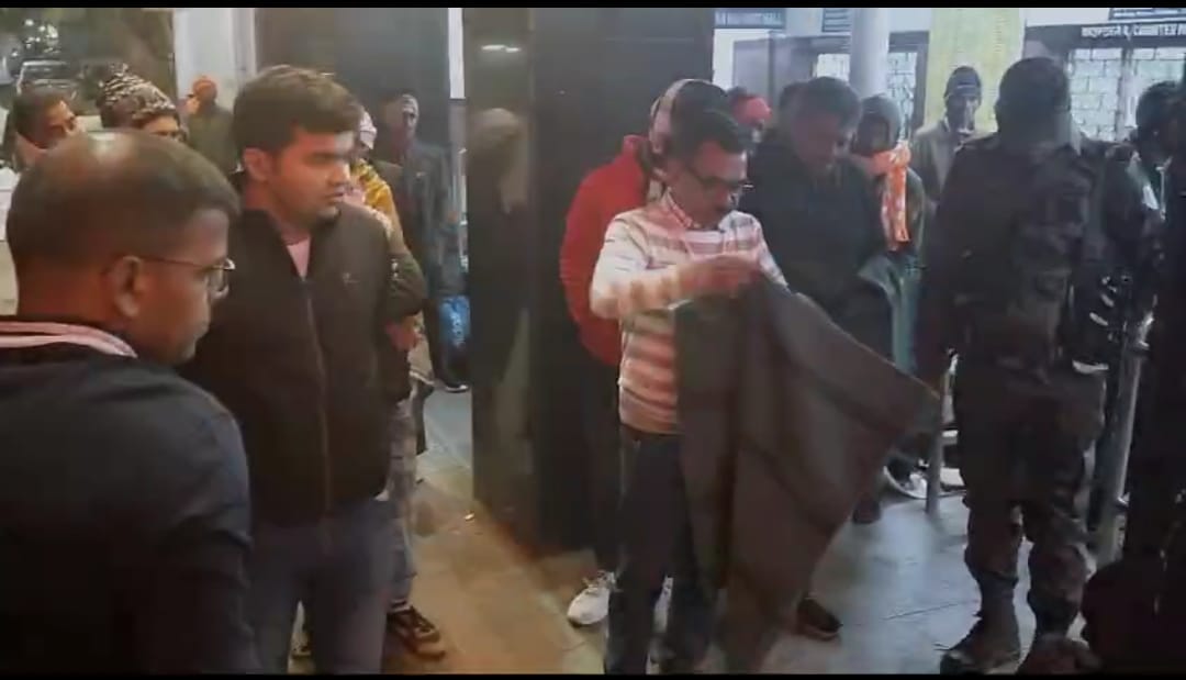 राजधानी में ठंड से ठिठुर रहे लोग, गरीबों को कंबल बांटने का काम हुआ शुरू, जानिए सरकार ने क्या दिया है आदेश