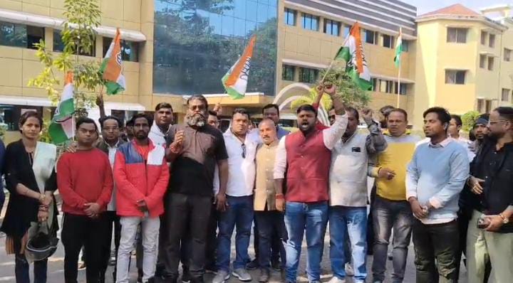 जमशेदपुर:मानगो की सड़कों पर लगा कचरे का अंबार, कांग्रेस नेताओं ने विधायक सरयू राय पर लगाया अनदेखी का आरोप