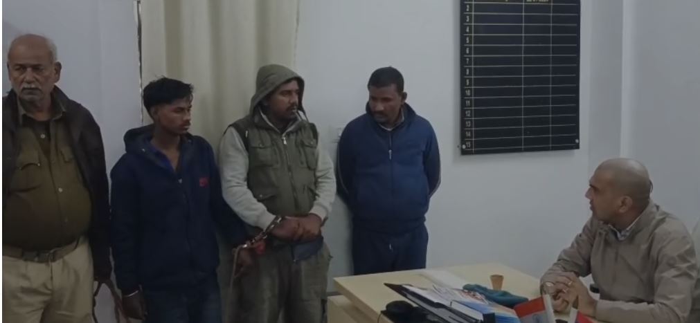 बिहार में नए साल पर जश्न की थी तैयारी, उत्पाद विभाग ने 25 लाख की विदेशी शराब के साथ तीन कारोबारियों को किया गिरफ्तार