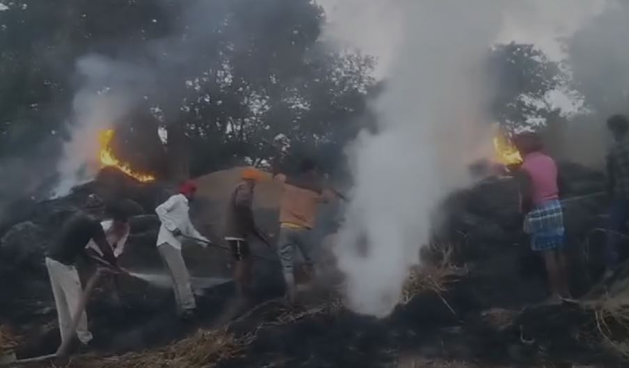 लोहरदगा : धान के पुआल में लगी भीषण आग, 15 क्विंटल धान जलकर राख, किसानों को हुआ बड़ा नुकसान