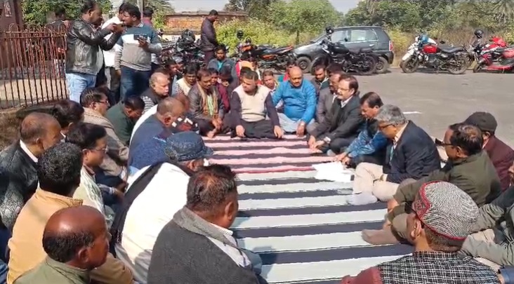 SKMU के प्रवेश द्वार पर तालाबंदी के साथ हड़ताल पर डटे शिक्षकेत्तर कर्मचारी संघ से वार्ता के लिए पहुंचे वीसी व कुलसचिव