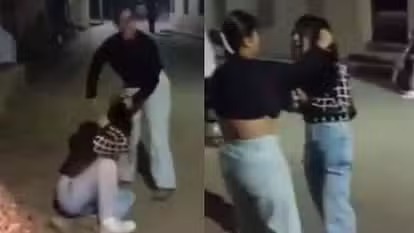 बीच सड़क पर 'देव' के लिए लड़ गई दो देवियां! अस्त्र-शस्त्र की जगह जमकर चले लात-घूंसे, देखिए वीडियो