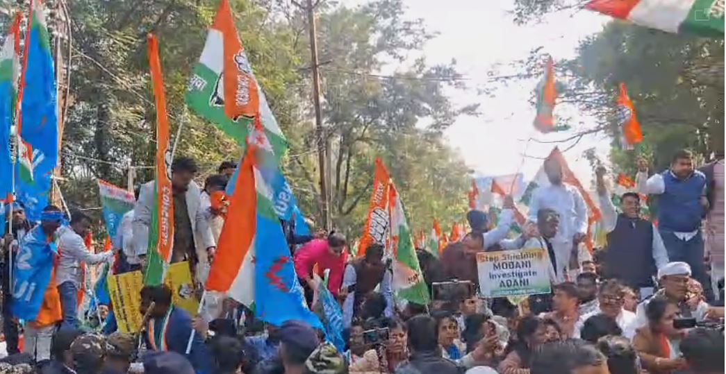 अडाणी को लेकर संसद के बाद अब सड़क पर हंगामा, रांची में राजभवन का घेराव कर कांग्रेसियों ने बोला हमला