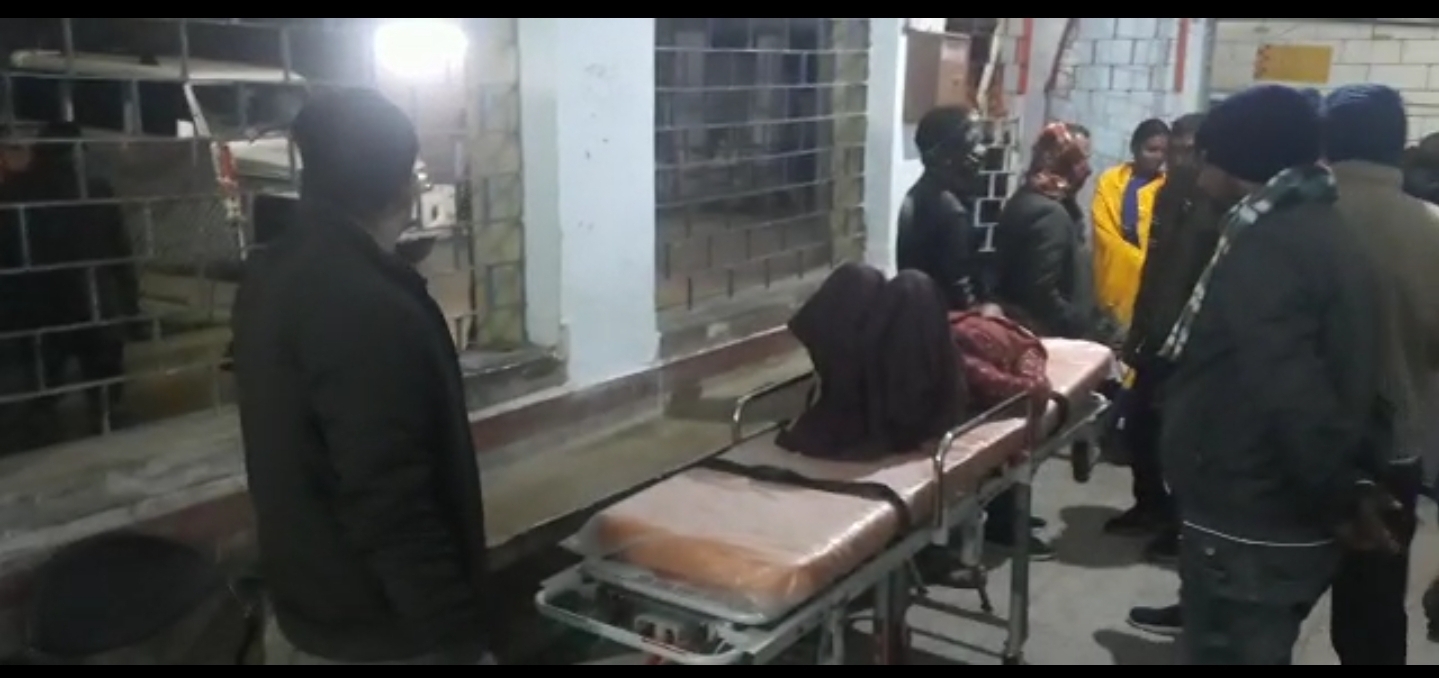 ब्रेकिंग : बरवाडीह में सड़क हादसे में 4 लोग घायल, स्थानीय दरोगा ने घायलों को पहुँचाया अस्पताल