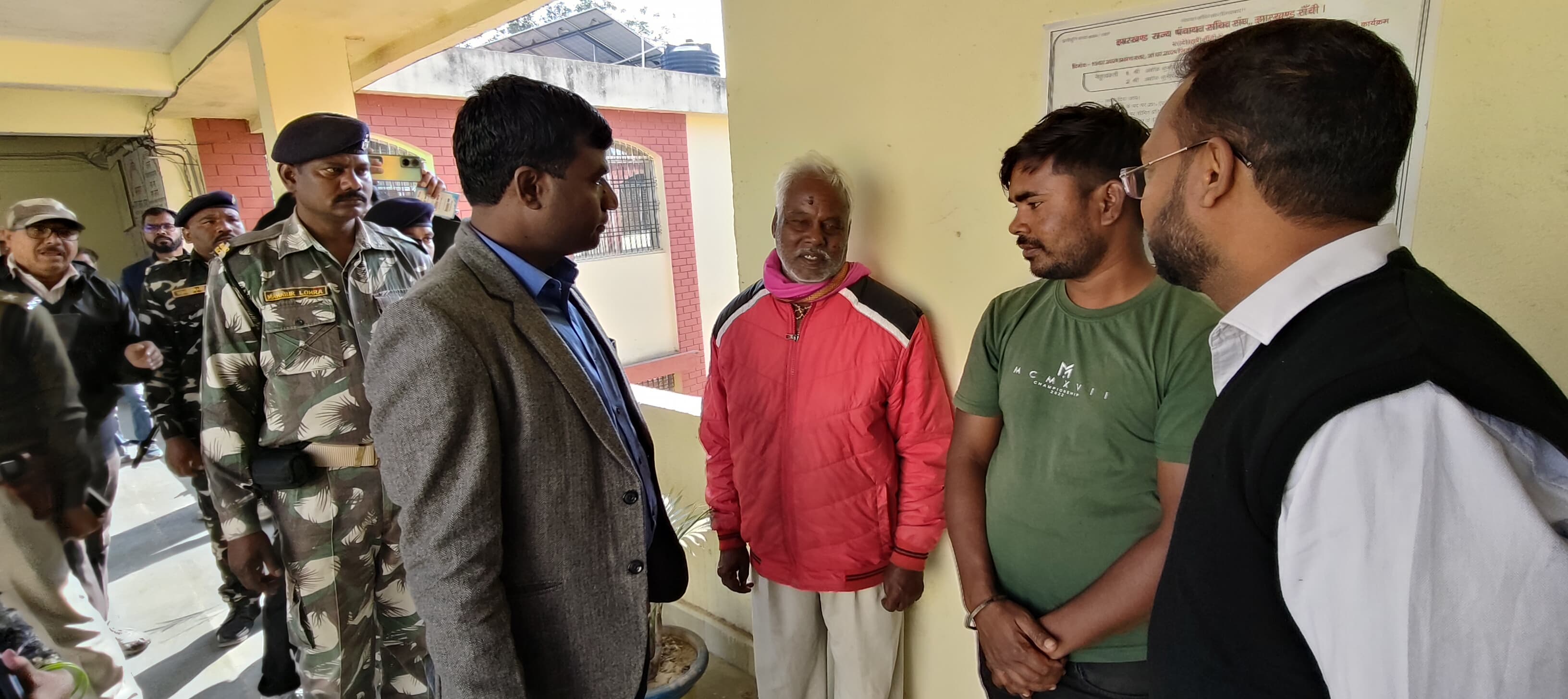 एक्शन में रांची डीसी, अचानक पहुंचे अंचल कार्यालय,लोगों की समस्या सुनकर अधिकारी को दिया ये निर्देश