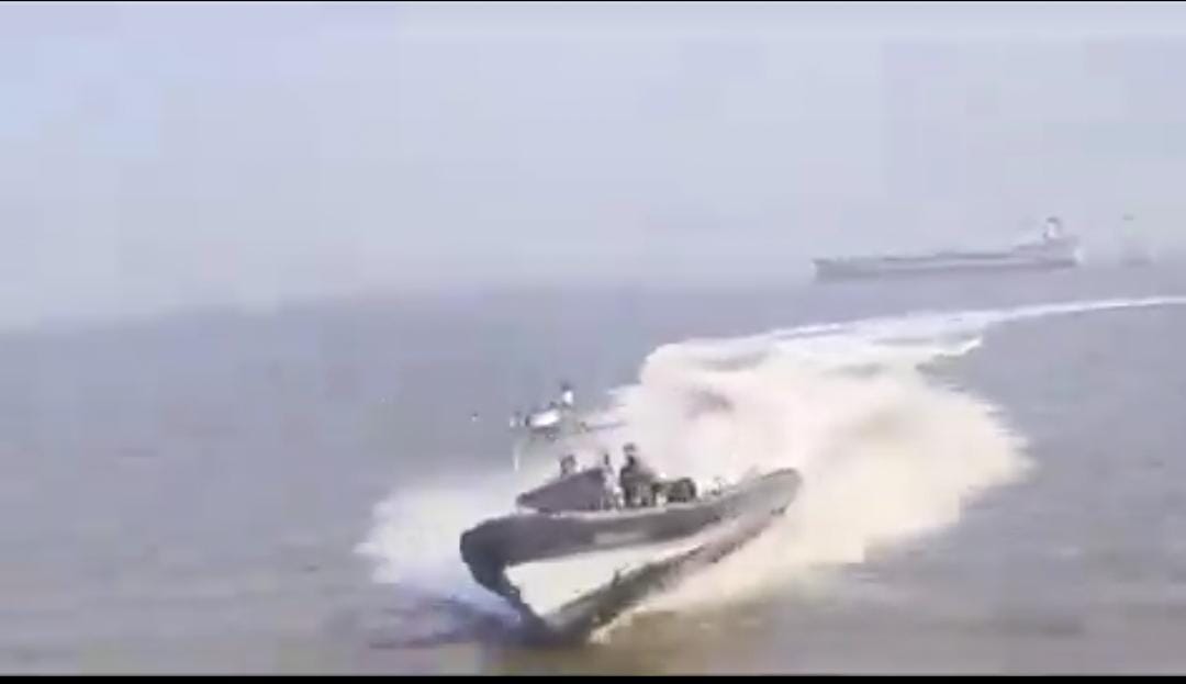 मुंबई के समंदर में बड़ा हादसा, नौसेना की बोट टूरिस्ट बोट से टकराई,13 लोगों की मौत, देखिए लाइव वीडियो