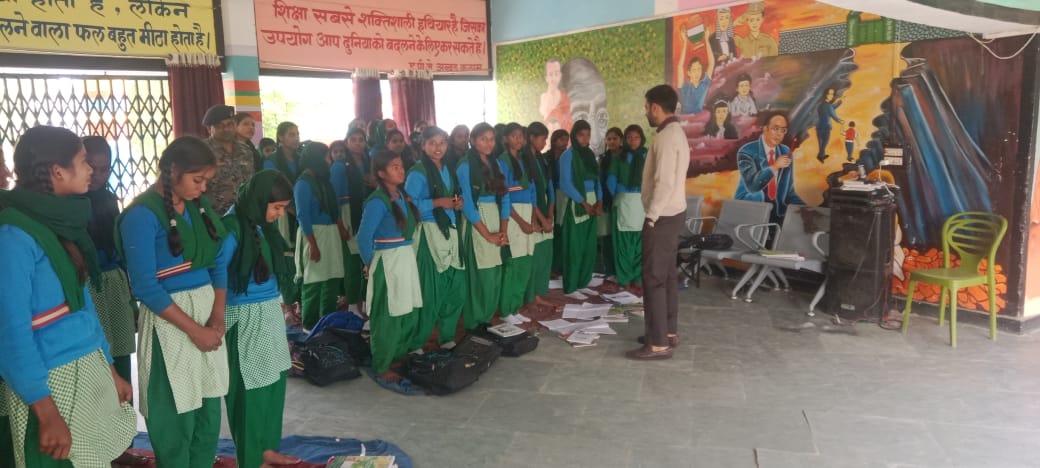 हुसैनाबाद एसडीओ ने कस्तूरबा विद्यालय का किया निरीक्षण, प्रखंड शिक्षा पदाधिकारी को दी ये चेतावनी