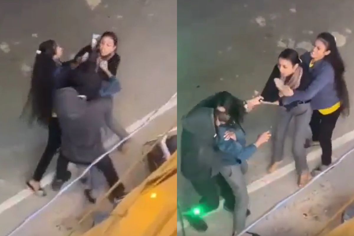 पापा की परियों ने बीच सड़क एक दूसरे पर बरसाया चप्पल और थप्पड़, पास खड़े लोग लेते रहे मजे, देखिए VIDEO