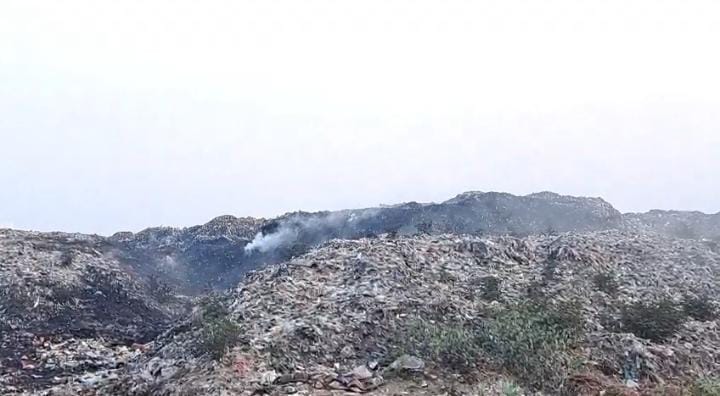 जमशेदपुर: मानगो नगर निगम में कचड़ा डंपिंग का मामला पकड़ा तूल, लोगों ने किया अनोखा प्रदर्शन, समाधान नहीं होने पर दी चेतावनी