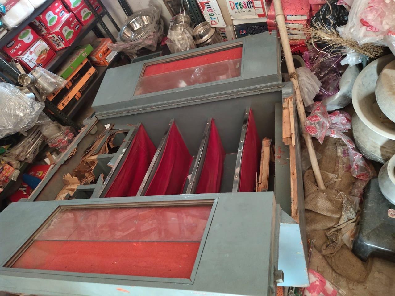 पलामू : नारायण ज्वेलर्स सह बर्तन दुकान में दस लाख की चोरी, थाना में की लिखित शिकायत