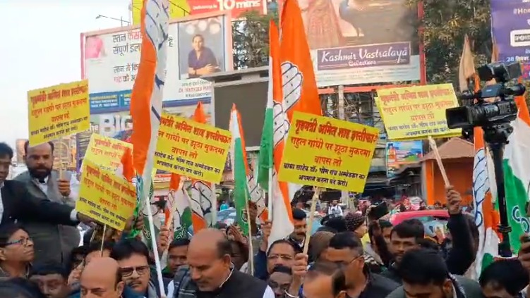 राहुल गांधी पर मुकदमा और केंद्रीय गृह मंत्री से इस्तीफा की मांग को लेकर कांग्रेस का मार्च और प्रदर्शन