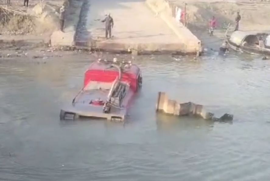 Breaking: ब्रेक फेल होने से राजमहल गंगा नदी में गिरा अग्निशमन वाहन, जांच में जुटी पुलिस 