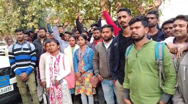 देवघर:कल होनी है चौकीदार बहाली परीक्षा,लेकिन अब तक सैकड़ो अभियर्थियों को नहीं मिला है एडमिट कार्ड,पढ़ें वजह