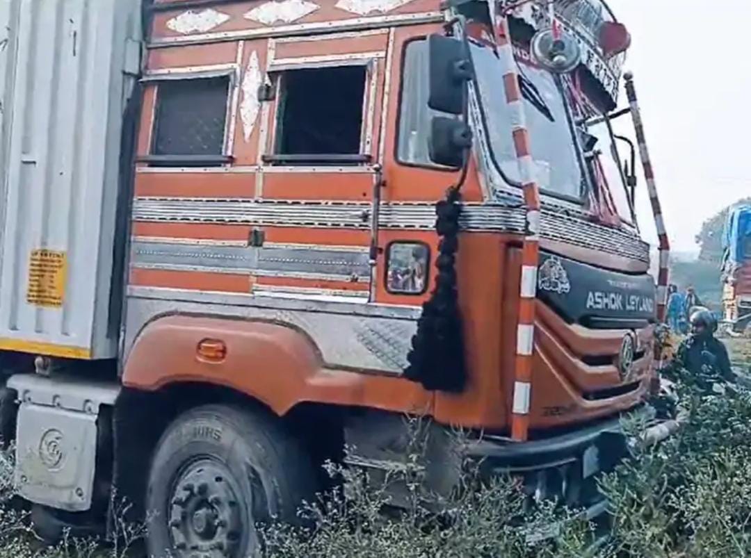 Dhanbad: NH- 19 पर अवैध कट पार करती बाइक कंटेनर में घुसी, देखिएफिर क्या हुआ