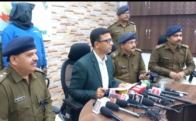जमशेदपुर: कदमा पुलिस ने होटवार जेल में बंद अपराधी सोनू सिंह के नाम पर रंगदारी मांगने वाले को किया गिरफ्तार