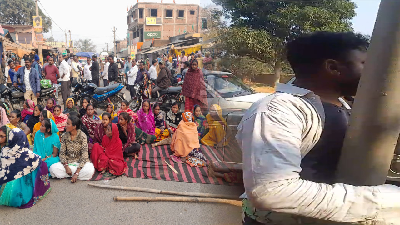 दुमका: जमीन विवाद सुलझाने पहुंचे सामाजिक कार्यकर्ता को एक पक्ष ने खंभे में बंधा, विरोध में सड़क जाम