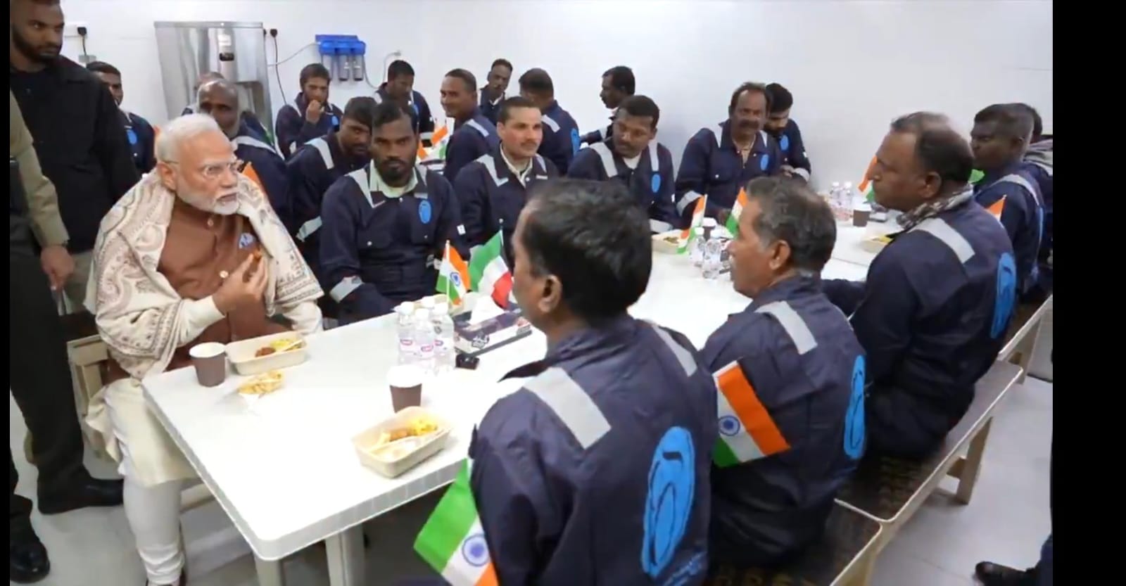 कुवैत में भारतीय मज़दूरों के साथ मोदी की टी पार्टी! चाय की चुस्की के साथ हुई खूब बातें, VIDEO