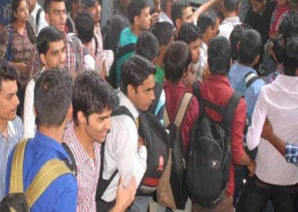 देवघर: कड़ी सुरक्षा के बीच 10 केंद्रों पर संपन्न हुआ चौकीदार नियुक्ति परीक्षा, रिजल्ट आते ही होगी सफल अभ्यर्थियों की फिजिकल जांच