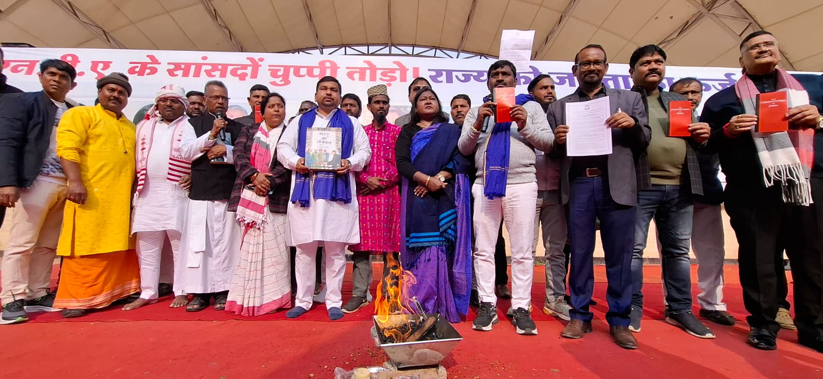 कांग्रेसियों ने किया सर्वधर्म पूजा, 1,36,000 करोड़ रुपए पर साथ दे भाजपा