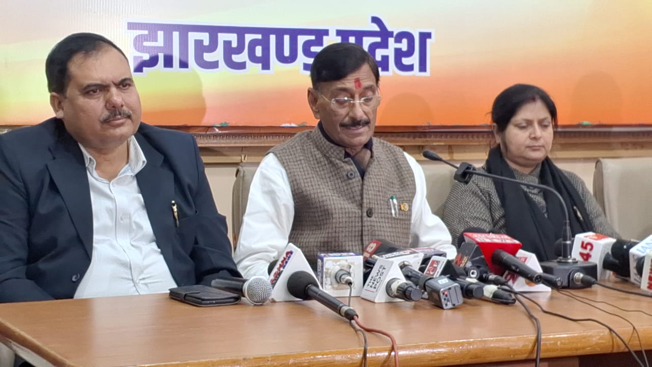 रक्षा राज्य मंत्री का राहुल गांधी पर तंज, कहा -बाउंसर बन घूम रहे राजकुमार! इन्हीं हरकतों से और 25 साल विपक्ष में बैठे रहेंगे