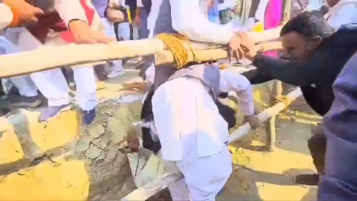 सीएम नीतीश कुमार के कार्यक्रम में प्रशासन की बड़ी चूक, गुलदस्ता देने की होड़ में हैलीपेड से नीचे गिरे कई नेता, देखें वीडियो