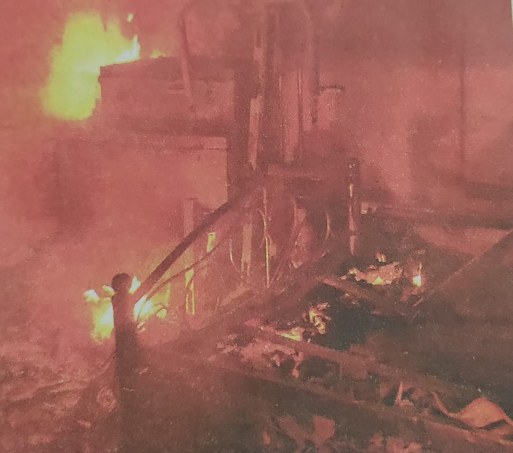 धनबाद में हैवानियत की हद: दुष्कर्म के आरोपी की नहीं हुई गिरफ्तारी तो गुस्साए लोगों ने देर रात घर में लगा दी आग