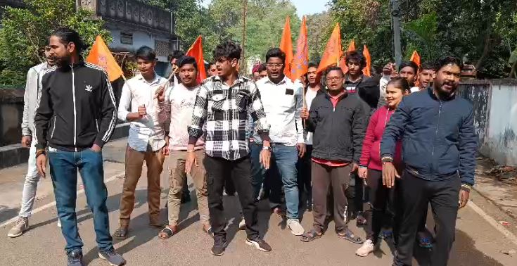 छात्रों की समस्या देखते हुए ABVP ने दिग्घी स्थित SKMU के कुलपति आवास का किया घेराव