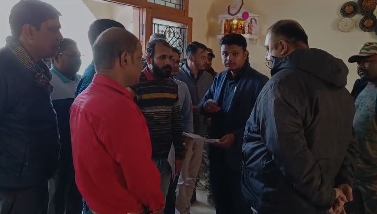 दुमका: बकाया टैक्स वसूली को लेकर नगर परिषद शख्त, टीम लेकर पहुंची होटल सील करने