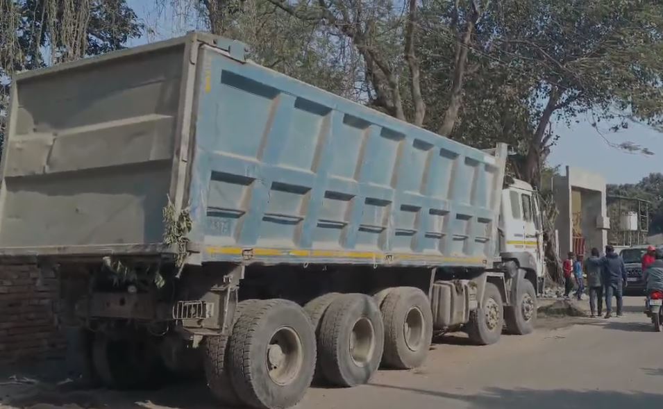 Pakur News: पत्थर माफियाओं के खिलाफ एक्शन में प्रशासन, स्टोन चिप्स लदे 4 ट्रकों को किया जब्त