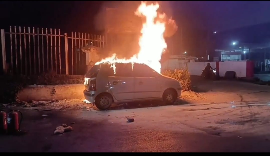 Dhanabd: सड़क किनारे कई दिनों से खड़ी लावारिस कार धू-धू कर जली, पुलिस ने नहीं लिया संज्ञान, अब उठ रहे कई सवाल