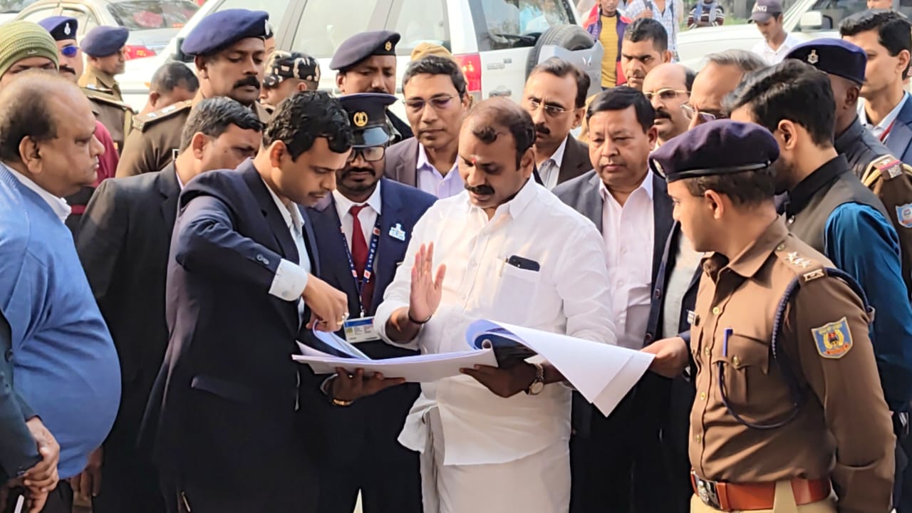 पलामू में केन्द्रीय विश्वविद्यालय व पुल निर्माण कराने की मांग, ग्रामीणों ने मंत्री को सौंपा मांग पत्र