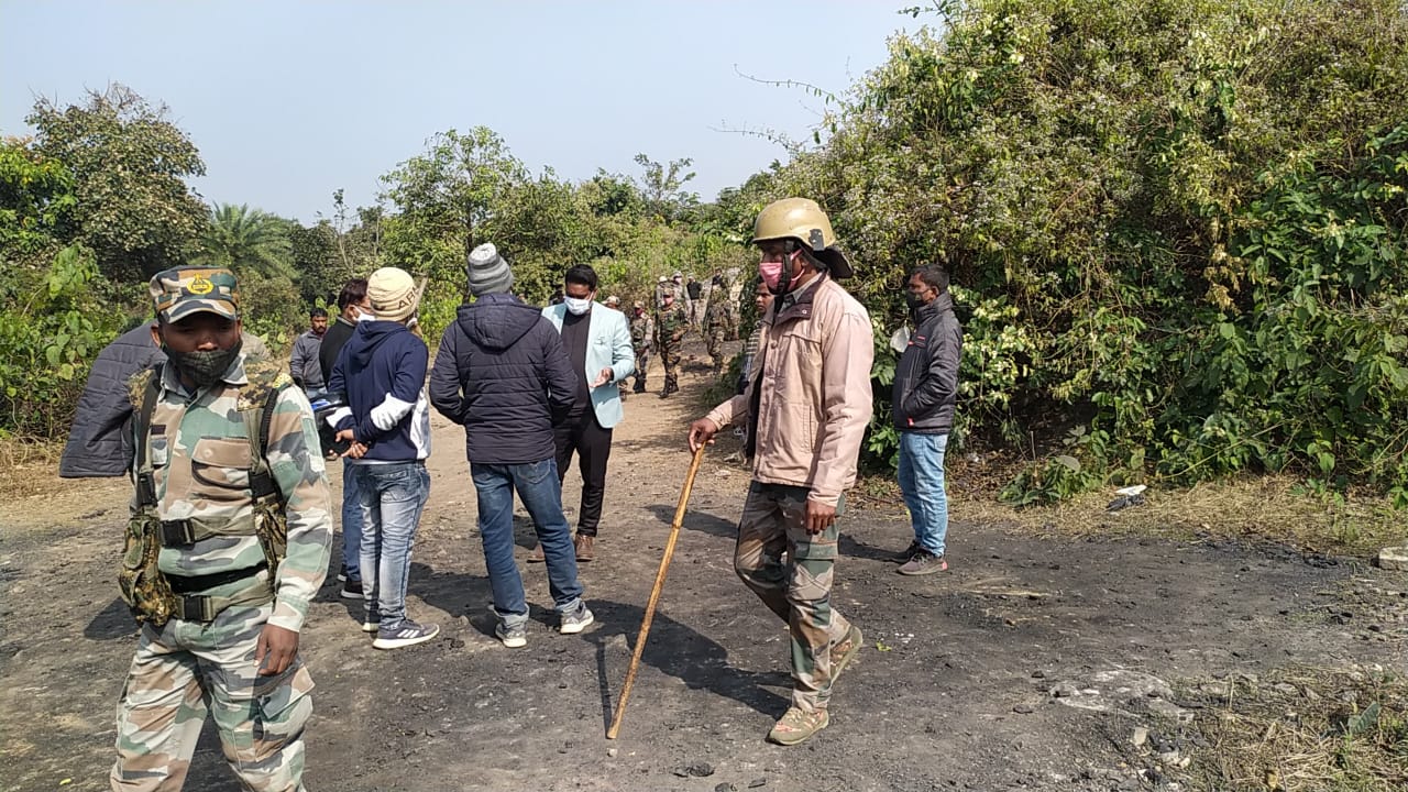 कोयला माफियाओं के विरुद्ध जिला प्रशासन की कार्रवाई, एक दर्जन से अधिक कोयला खदानों को डोजरिंग कर किया बंद