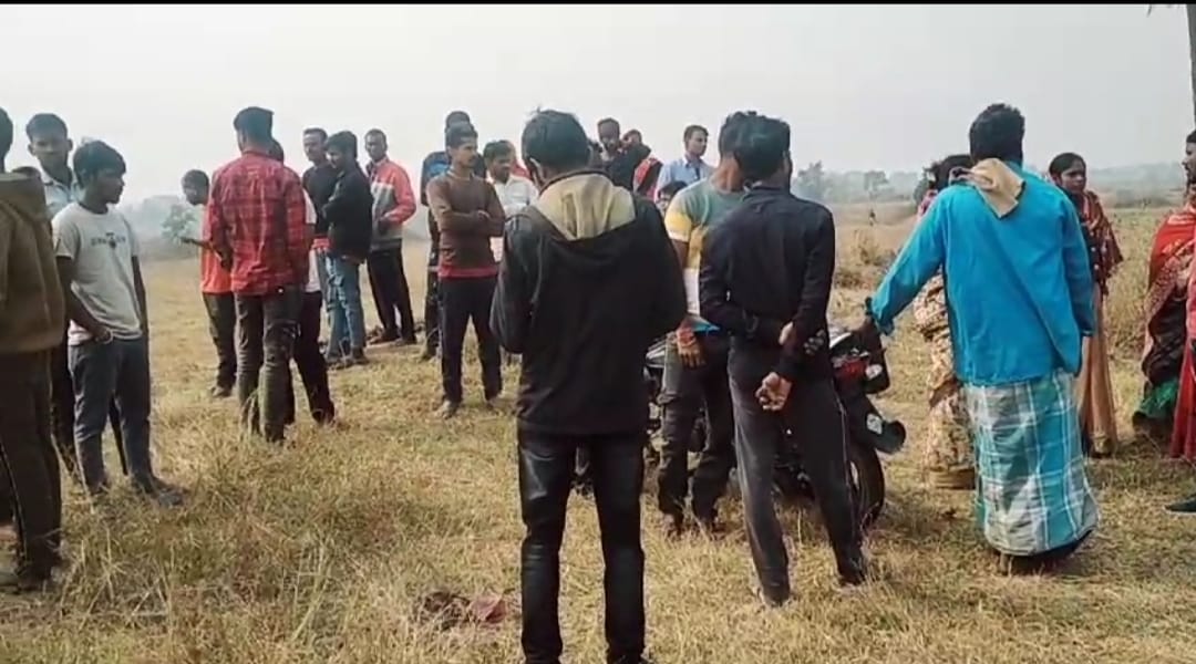 Dhanbad : कितना क्रूर होगा हत्यारा-चाकू से गोदने के बाद खेत में कैसे गाड़ दी लाश 