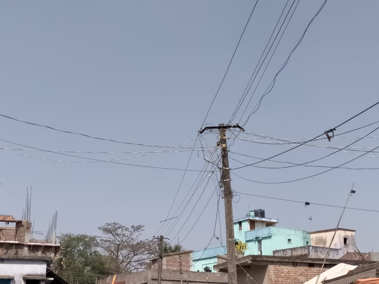 पाकुडिया में बिजली की व्यवस्था चरमराई, विभाग के खिलाफ गोलबंद हो रहे ग्रामीण