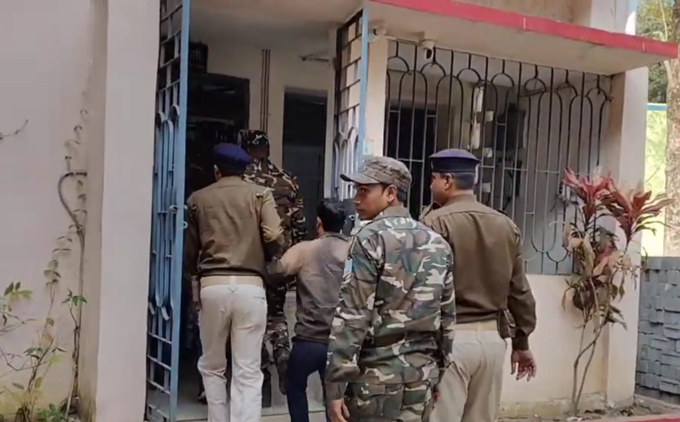 Dhanbad Breaking: डीसी ऑफिस के रिकॉर्ड रूम के प्रधान सहायक और सहयोगी घूस लेते गिरफ्तार