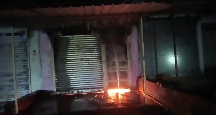 देवघर में टली बड़ी घटना, समय रहते घर से निकल गया पूरा परिवार वरना, अगलगी में जा सकती थी सभी की जान