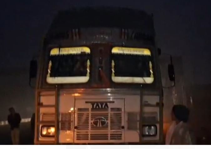 Giridih: डुमरी में गोवंश से भरे कंटेनर जब्त, चालक फरार,  मामले की जांच में जुटी पुलिस