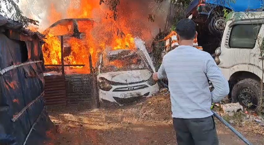 जमशेदपुर के सुंदरनगर थाना  कैंपस में लगी भीषण आग, कई गाड़ियां जलकर राख  