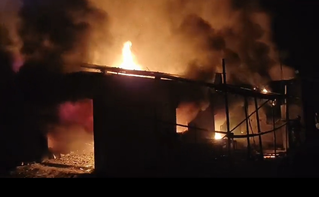 साहिबगंज में भीषण आग का तांडव, टेंटहॉल में आगलगी से करोड़ों के नुकसान का अनुमान 