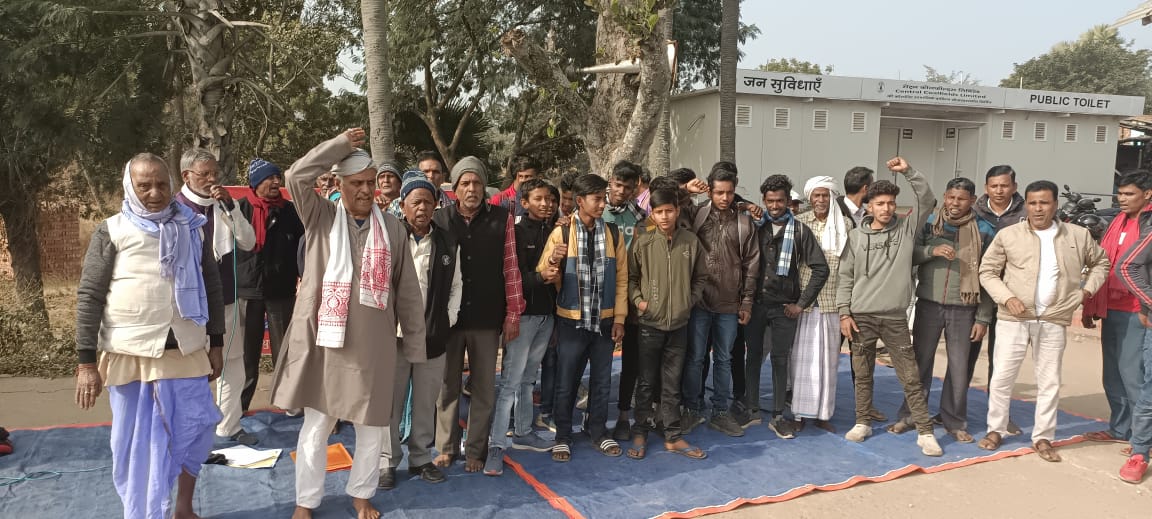 देवघर: रेलवे प्रबंधन के खिलाफ फूटा लोगों का गुस्सा, जानिए किन पांच सूत्री मांगों के समर्थन में दे रहे धरना 