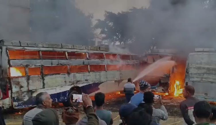 बस  ऑनर एसोसिएशन के अध्यक्ष का चार  पुरानी बस जलकर हुई राख, असमाजिक तत्वों पर आग लगाने का आरोप