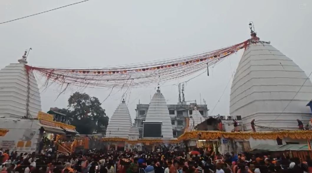 नए साल के पहले दिन पर बाबा मंदिर में श्रावणी माह जैसा नज़ारा, सुरक्षित और सुलभ जलाभिषेक की मुकम्मल व्यवस्था