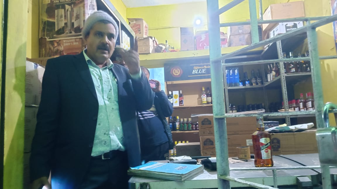 निर्धारित मूल्य से अधिक दामों पर बेची जा रही थी शराब, छापेमारी में हुआ खुलासा तो जानिए आगे क्या हुआ