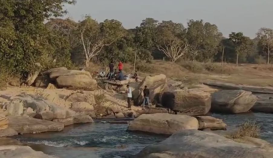 नया साल मनाने के लिए गुमला के पिकनिक स्थलों पर जुटी लोगों की भीड़, सुरक्षा व्यवस्था को लेकर प्रशासन अलर्ट