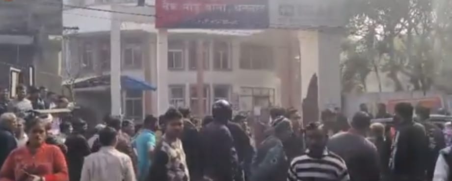 Dhanbad:  बैंकमोड़ में हंगामा कर रही भीड़ पर पुलिस का लाठी चार्ज , जानिए पूरा मामला