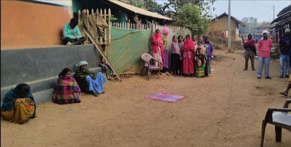 दुमका : आपत्तिजनक स्थिति में मिले युवक व महिला को ग्रामीणों ने बनाया बंधक, पंचायत जारी