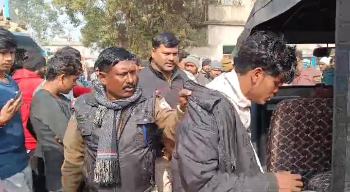 दुमका: चोरी में नाकाम होने पर चकमा देकर फरार हुआ चोर, फिर धारदार हथियार लेकर गृह स्वामी से माफी मांगने पहुंचा, पढ़ें फिर क्या हुआ