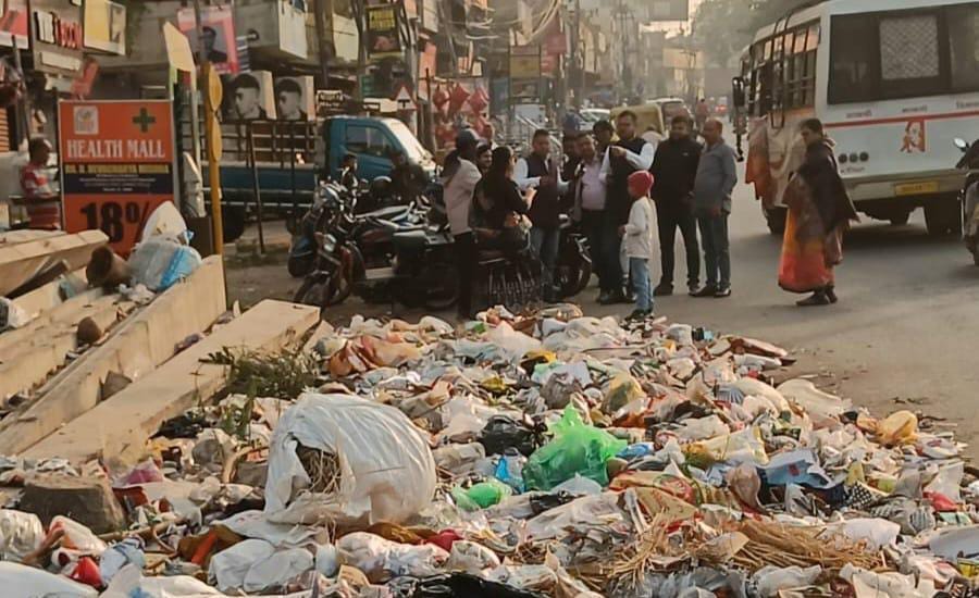 क्लीन सिटी जमशेदपुर की सड़कों पर लगा कचड़े का अंबार!  मानगो में कचड़ा डंप नहीं होने से लोगों की बढ़ी परेशानी, बीमारी फैलने का बढ़ा खतरा