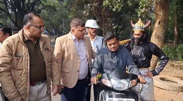जमशेदपुर की सड़कों पर घूम रहे यमराज! ट्रैफिक नियम तोड़ने वाले हो जाएं सावधान